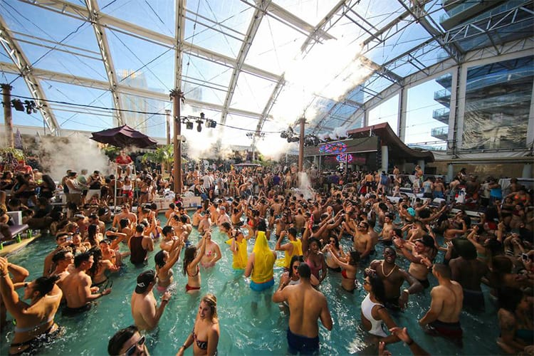Why Vegas Pool Parties Are The Best Parties I've Ever Been To – Travel à la  Tendelle